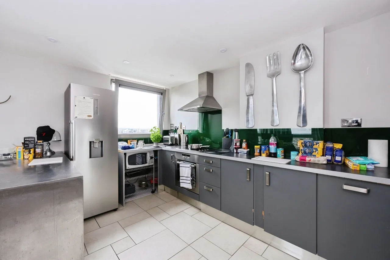 2 bed flat for sale, Throwley Way, Sutton, SM1