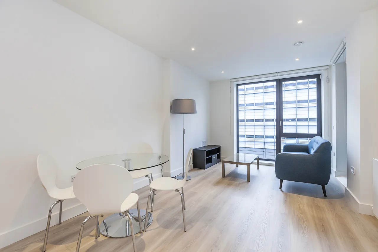 1 bed flat for sale — Valencia Close, London, E14