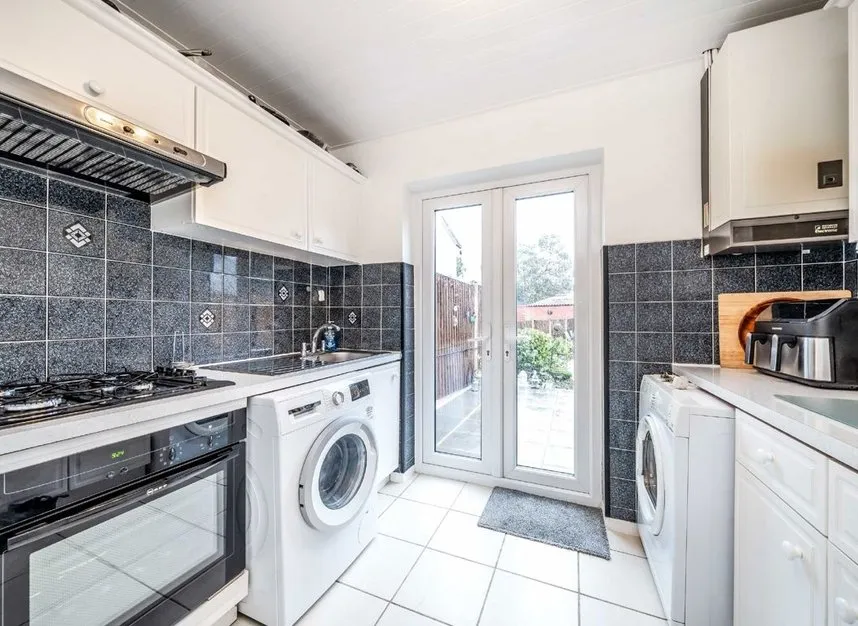 The Vale, Sunbury-on-thames, TW16, photo 3