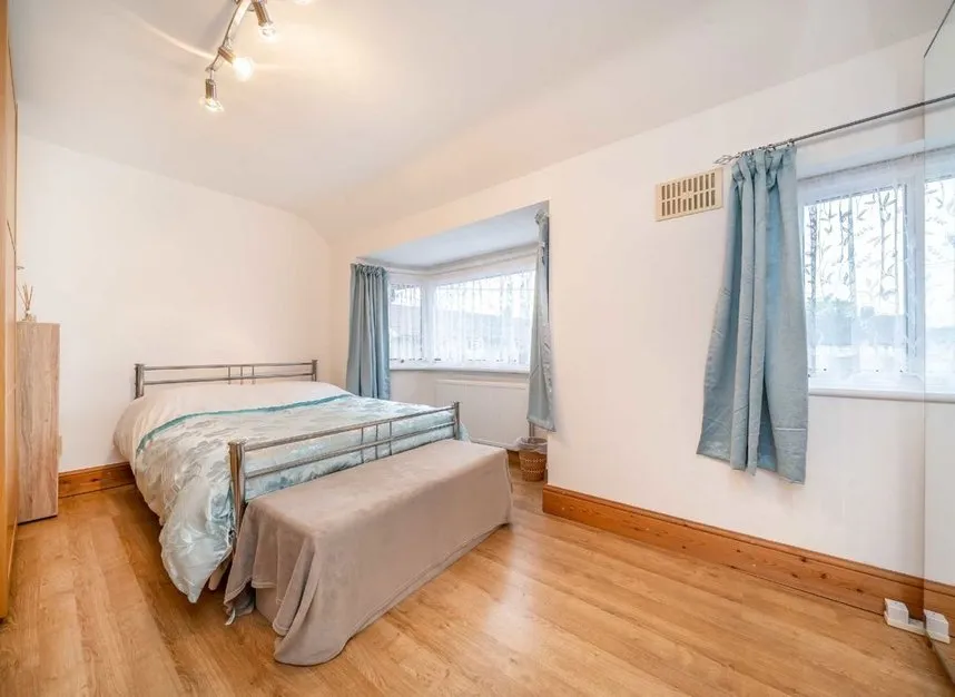 The Vale, Sunbury-on-thames, TW16, photo 6