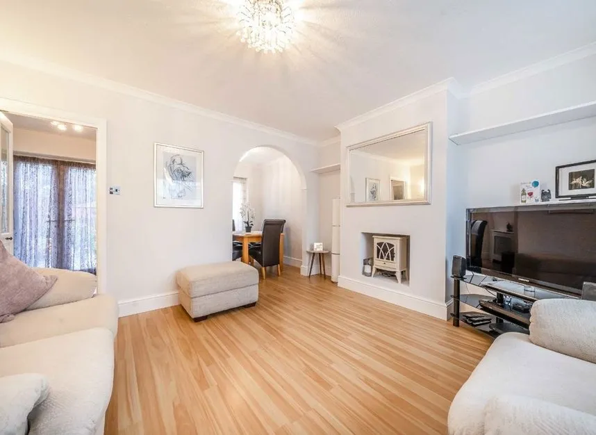 The Vale, Sunbury-on-thames, TW16, photo 2