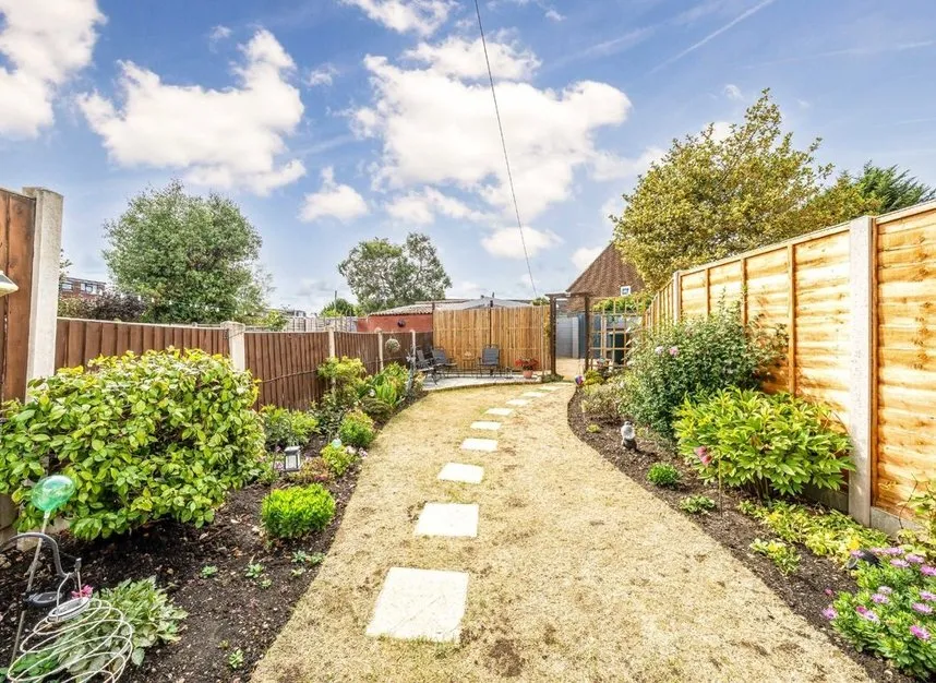 The Vale, Sunbury-on-thames, TW16, photo 4