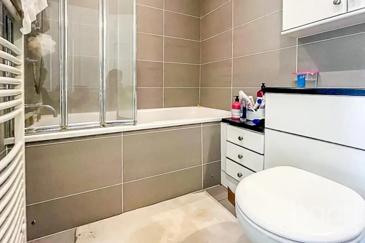 Toutley Road, RG41, photo 28
