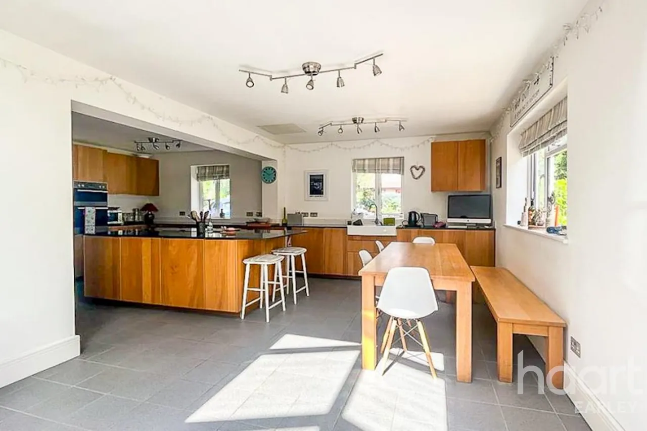Toutley Road, RG41, photo 8