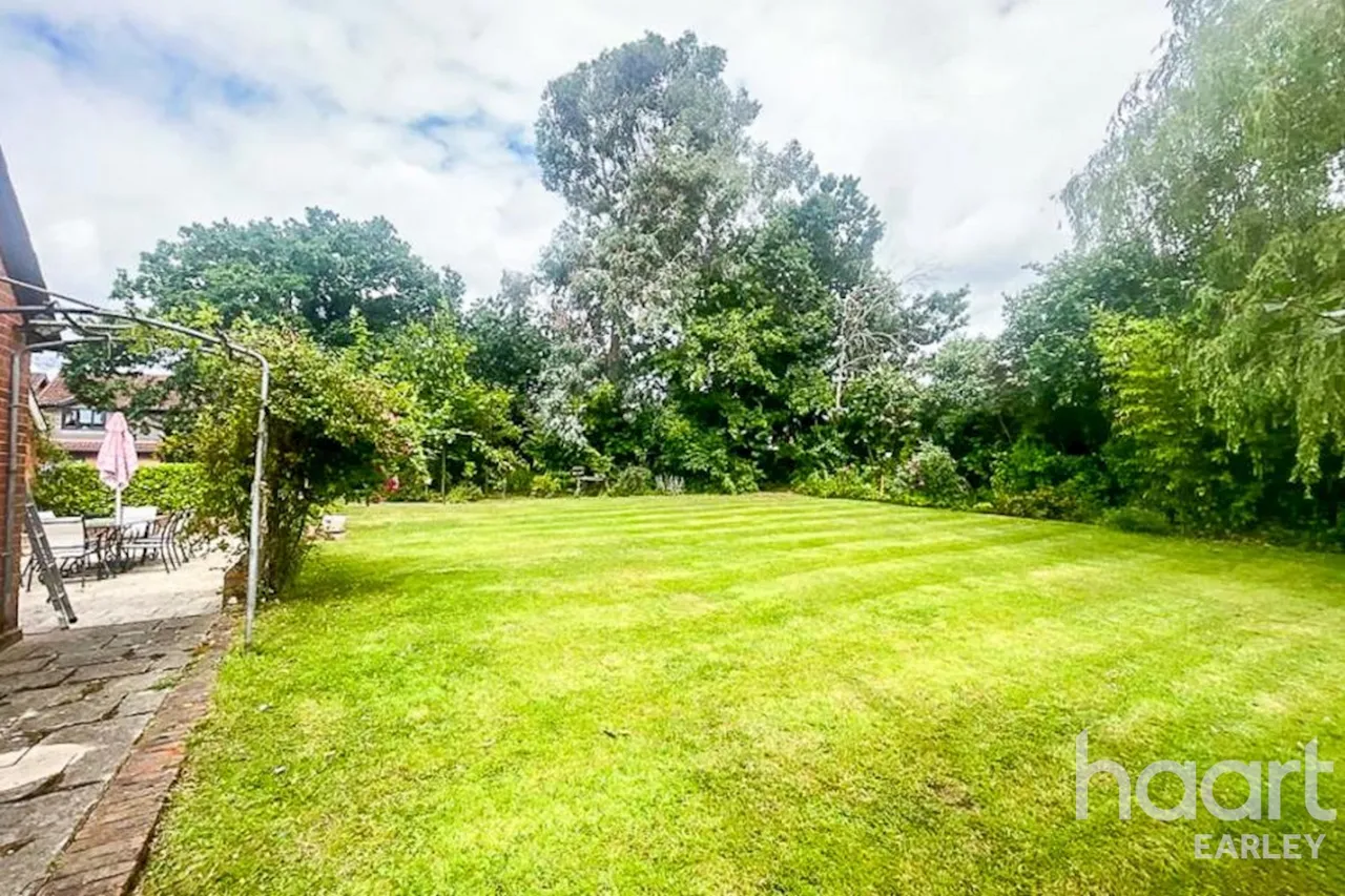 Toutley Road, RG41, photo 33