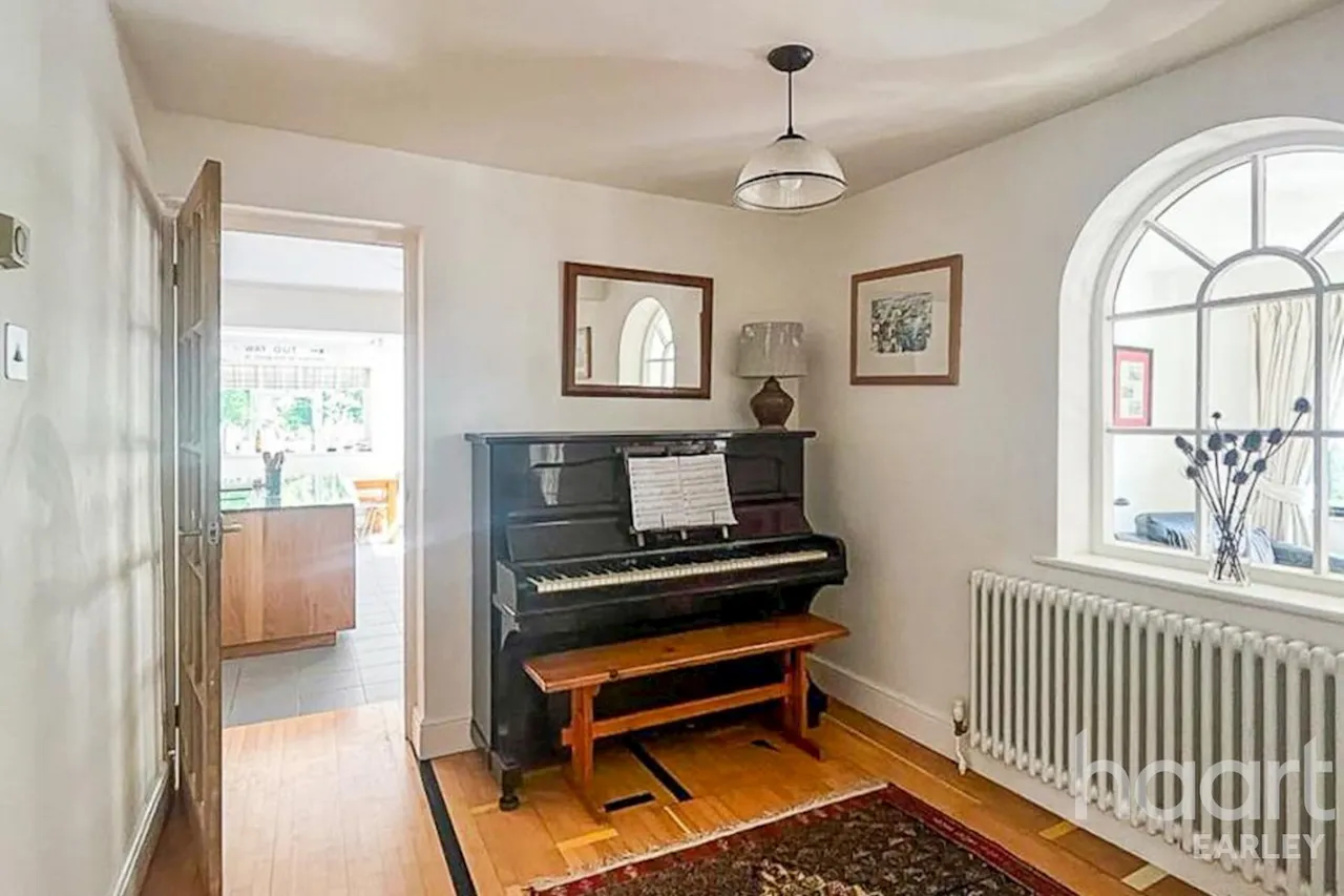 Toutley Road, RG41, photo 5