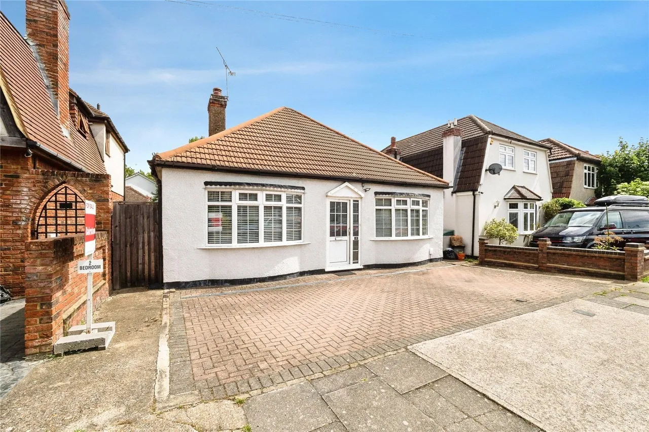 2 bed house for sale — Hill Crescent, Hornchurch, RM11
