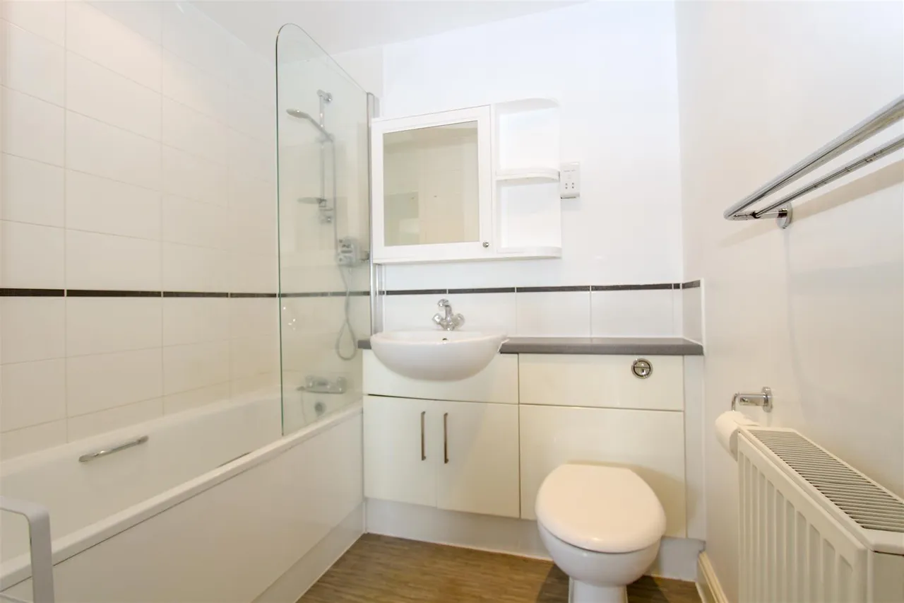 Corwell Lane, Hillingdon, UB8 3DD, photo 5