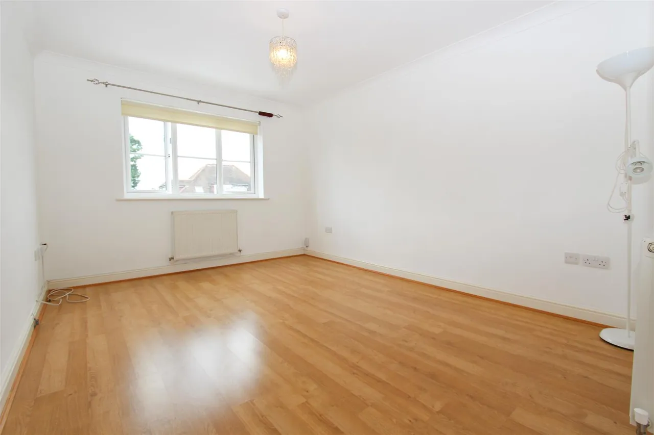 Corwell Lane, Hillingdon, UB8 3DD, photo 2