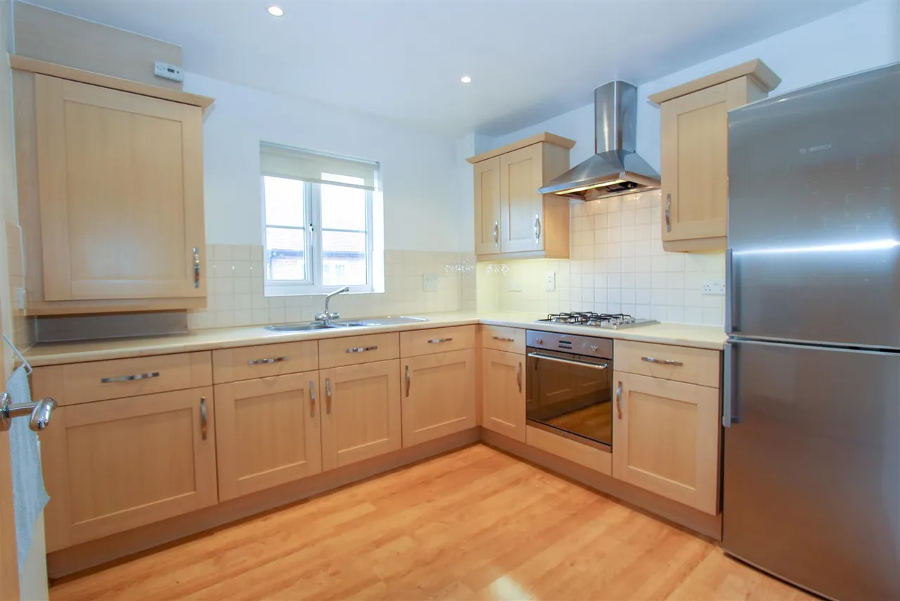 Corwell Lane, Hillingdon, UB8 3DD, photo 3