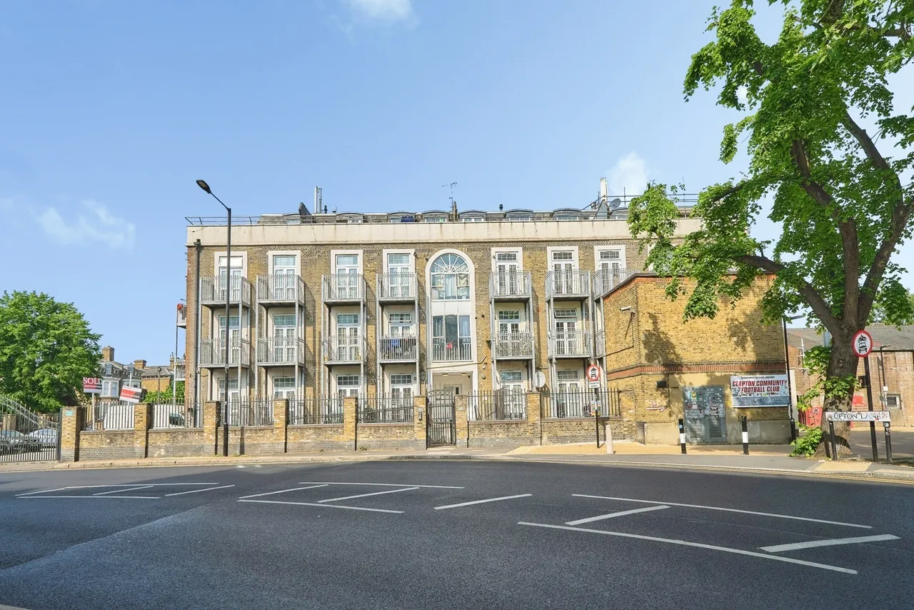 3 bed flat for sale — Upton Lane, London, E7