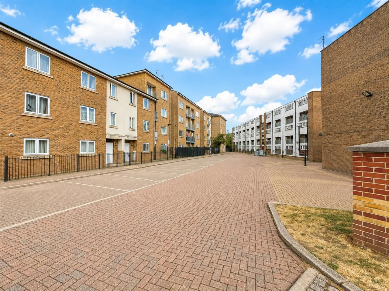 bed Apartment For SaleGateway Court, Southall, UB2, photo 11