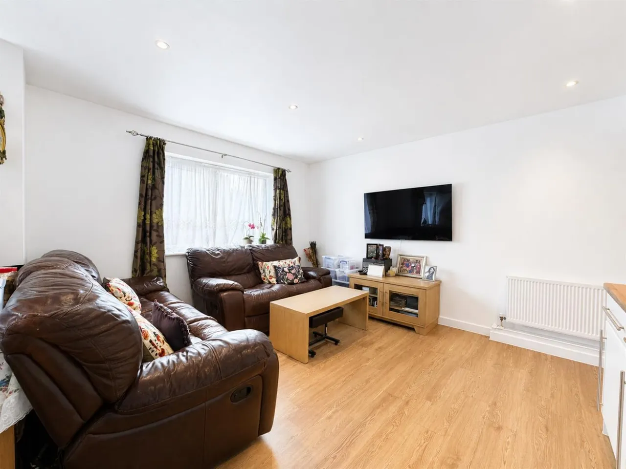 bed Apartment For SaleGateway Court, Southall, UB2, photo 8