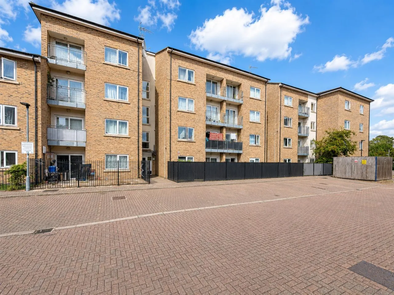 2 bed flat for sale, bed Apartment For SaleGateway Court, Southall, UB2