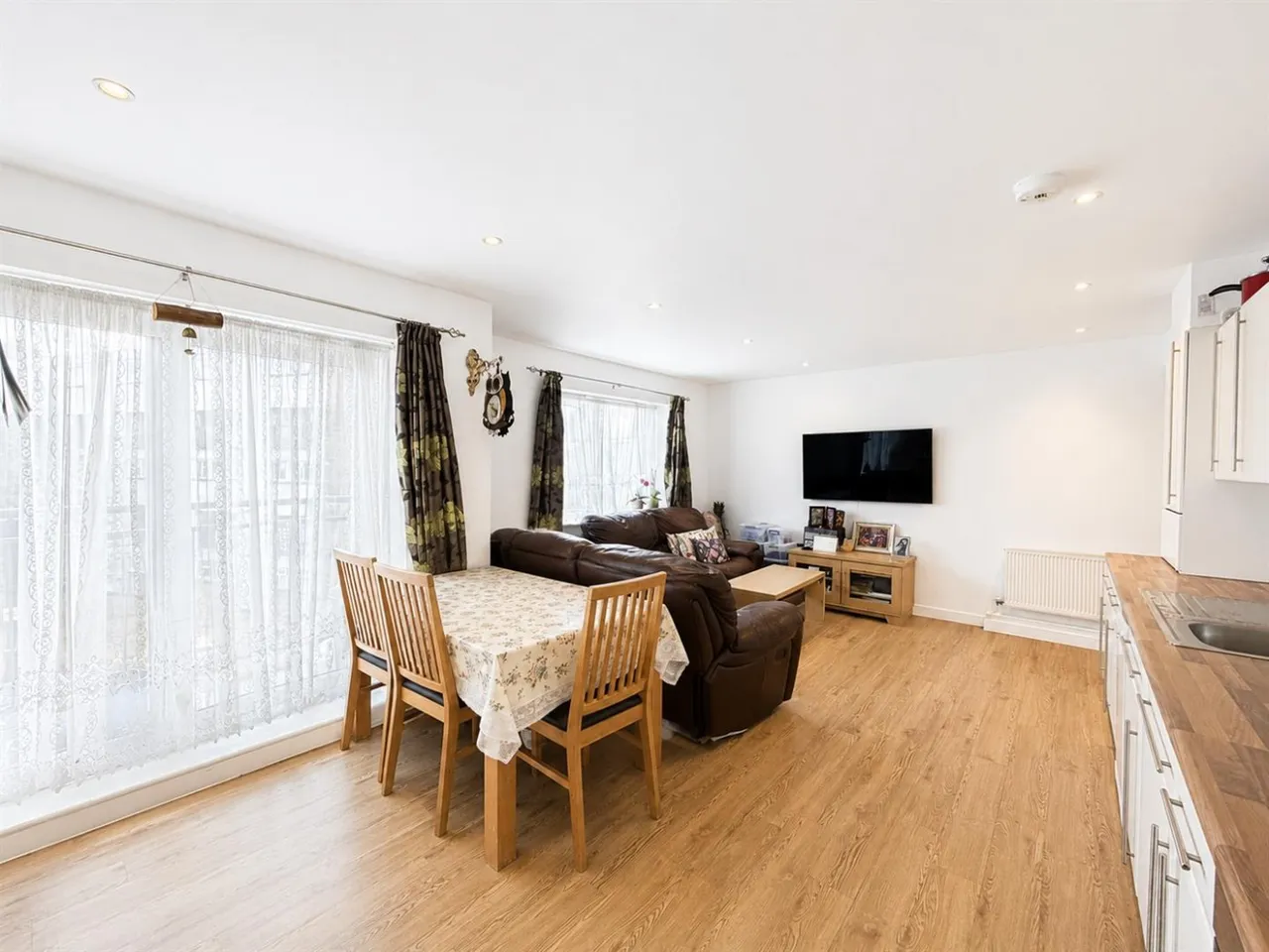 bed Apartment For SaleGateway Court, Southall, UB2, photo 5