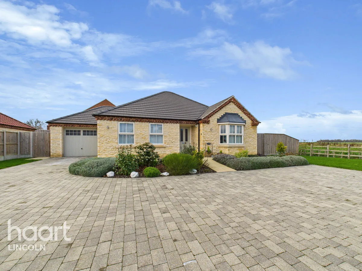 2 bed house for sale, The Hawthorns, Cranwell, NG34