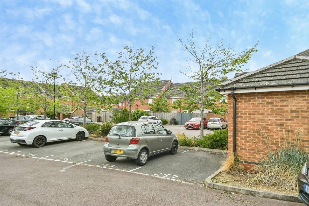 Yersin Court, Swindon, photo 10