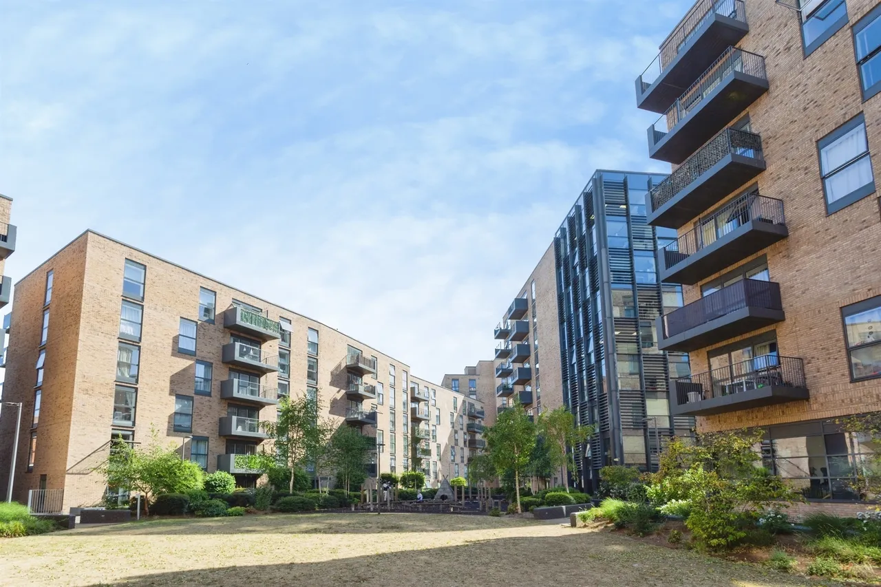 2 bed flat for sale, Lyon Road, Harrow, HA1