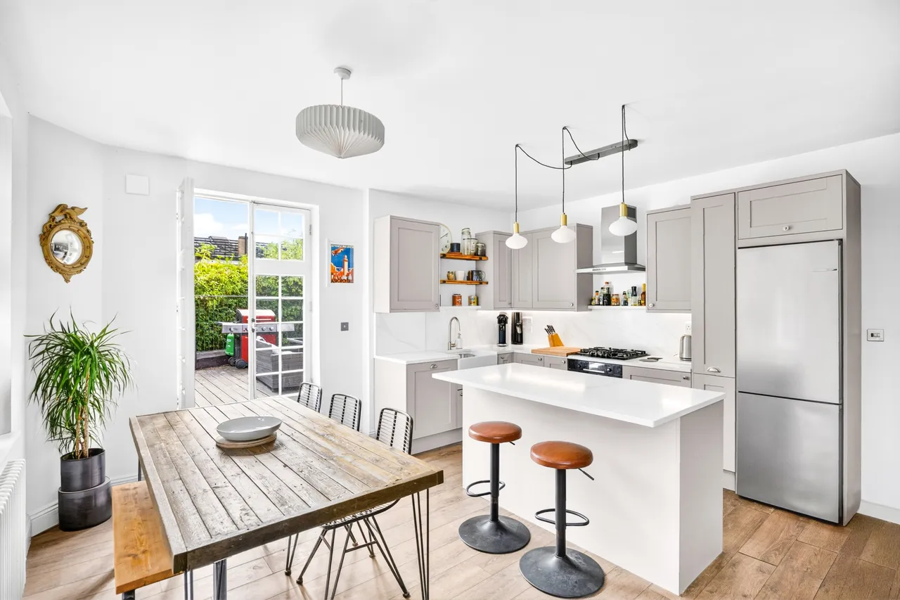 2 bed flat for sale, Hillside Road, London, SW2