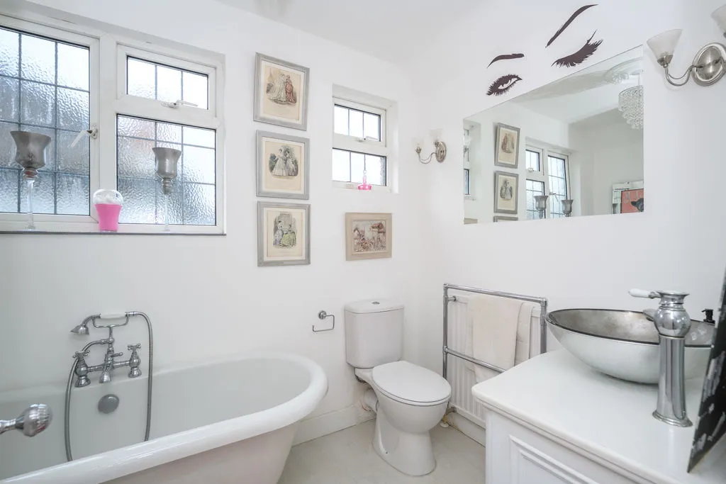 Moorhayes Drive, Laleham TW18 1SL, photo 13