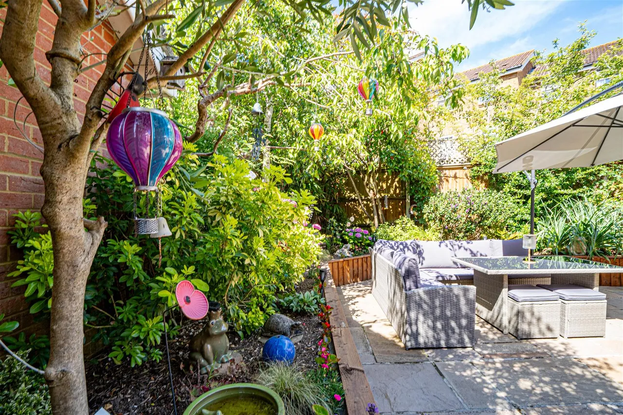 Celandine Drive, St. Leonards-On-Sea, photo 40
