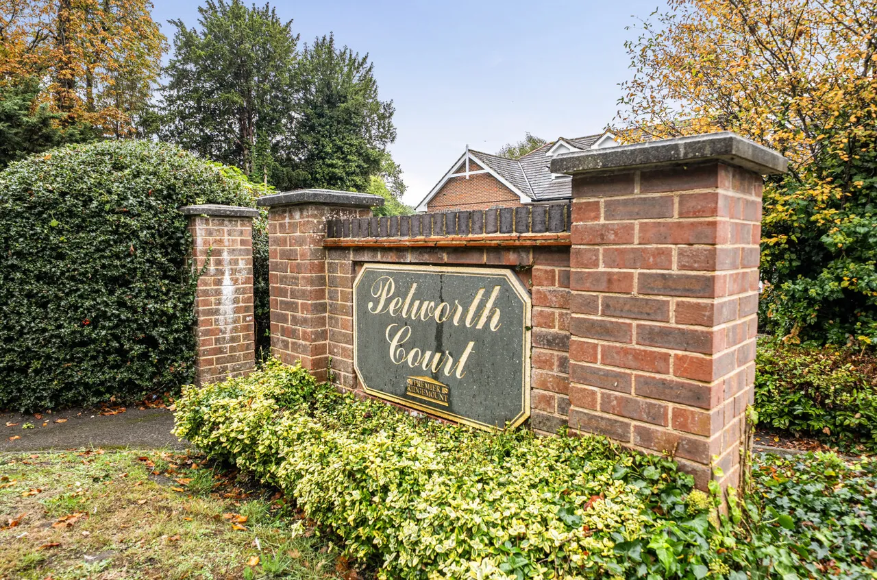 Portsmouth Road, Camberley, GU15, photo 8