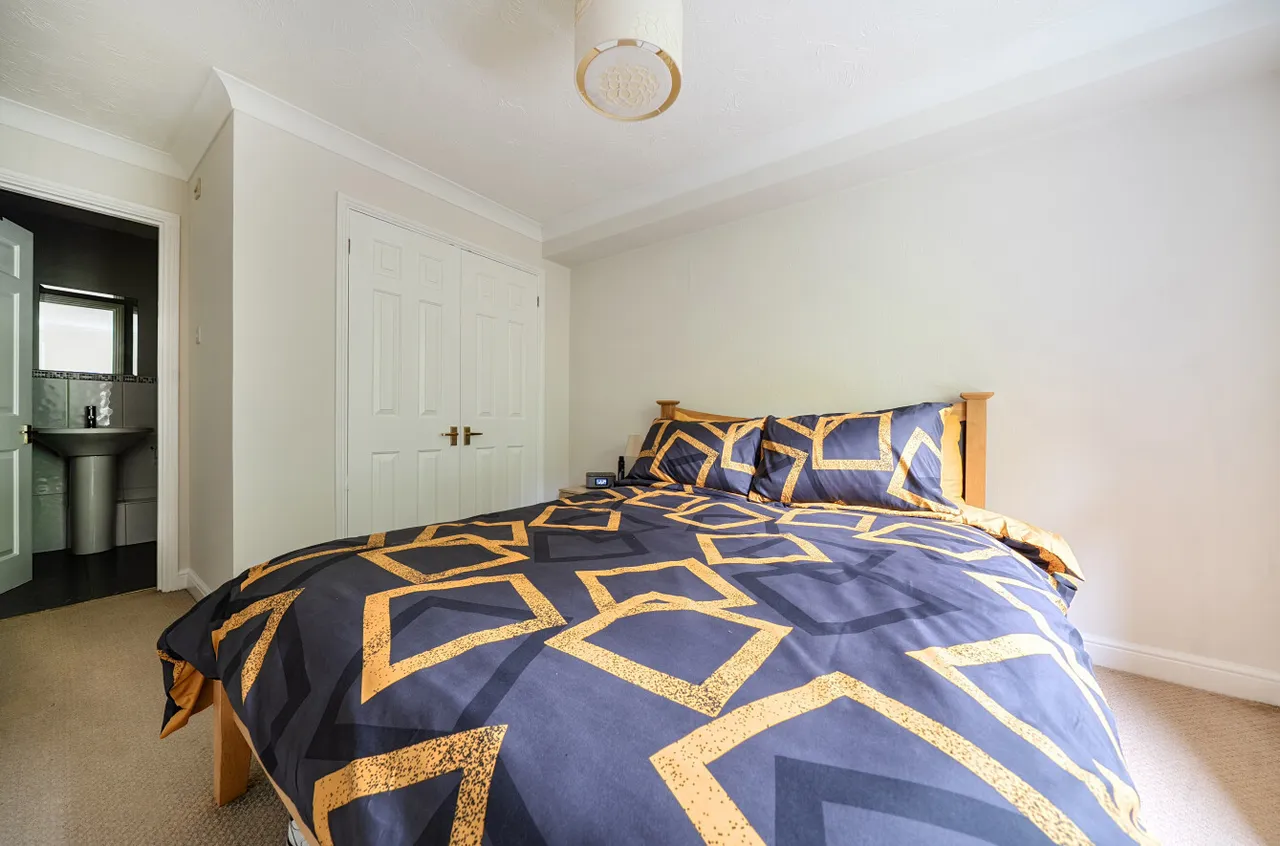 Portsmouth Road, Camberley, GU15, photo 9
