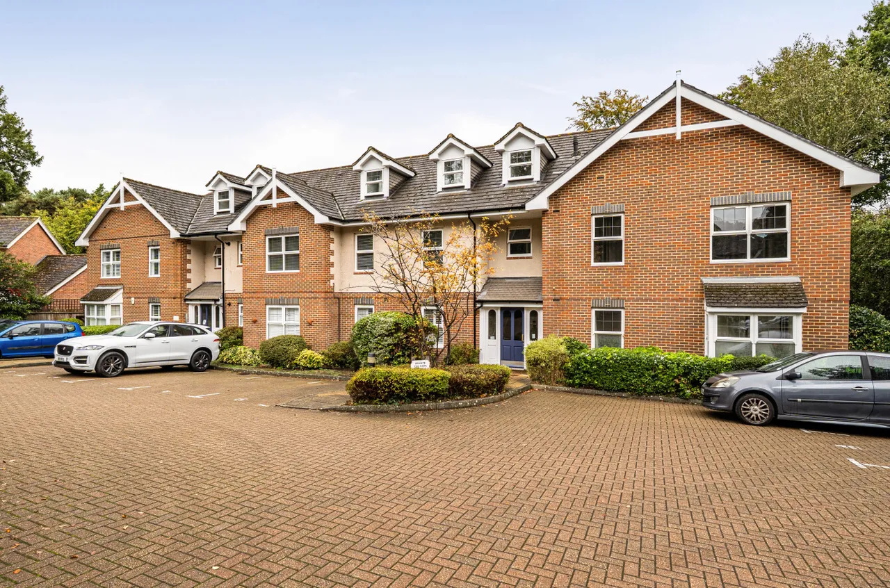 2 bed flat for sale, Portsmouth Road, Camberley, GU15