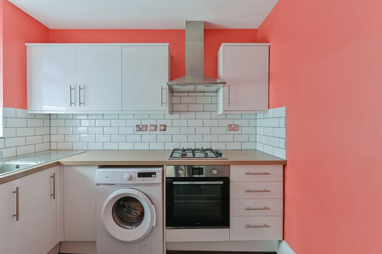 257 Hardy House, Poynders Gardens, London, photo 3