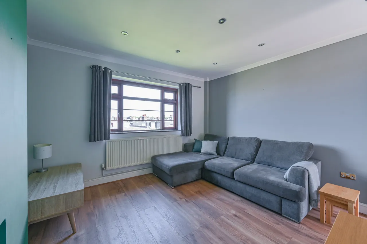 257 Hardy House, Poynders Gardens, London, photo 2
