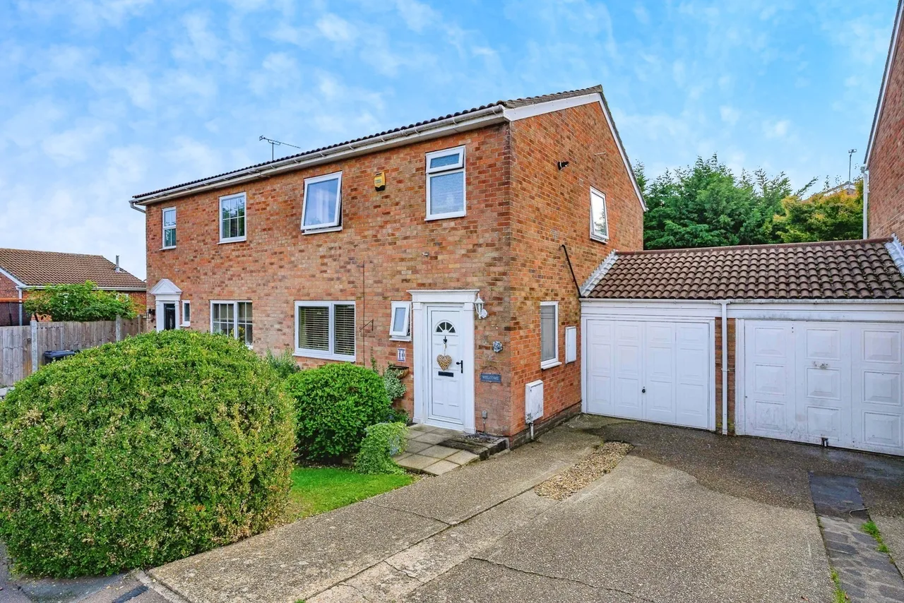 3 bed house for sale — Hickling Close, Luton, Bedfordshire, LU2