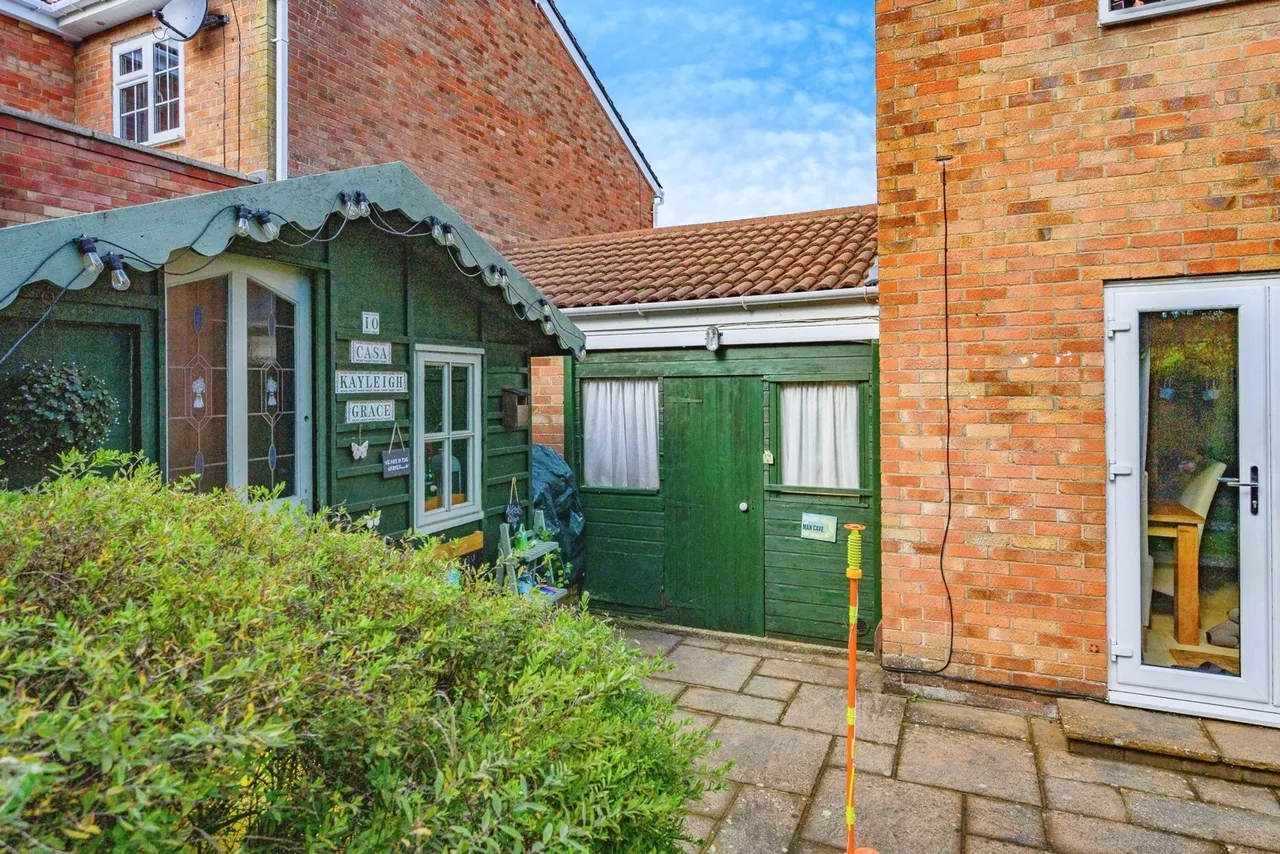 Hickling Close, Luton, Bedfordshire, LU2, photo 16