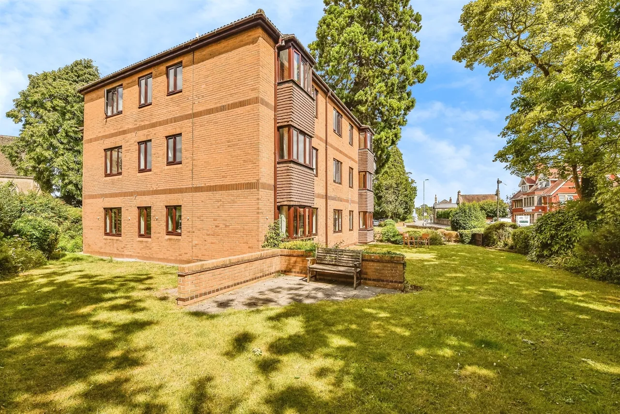 2 bed flat for sale — Langley Road, CHIPPENHAM