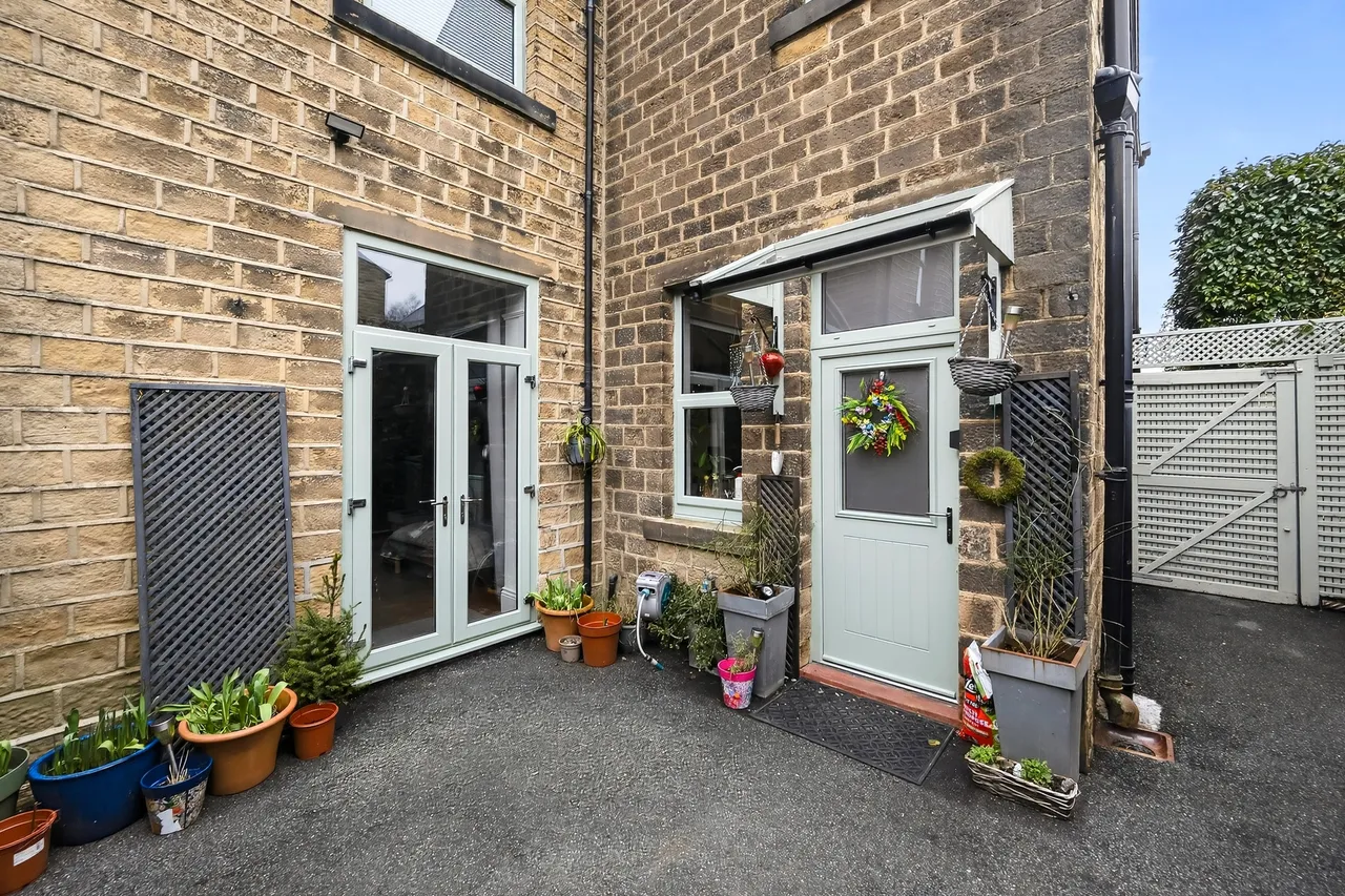4 bed house for sale — Nields Road, Huddersfield