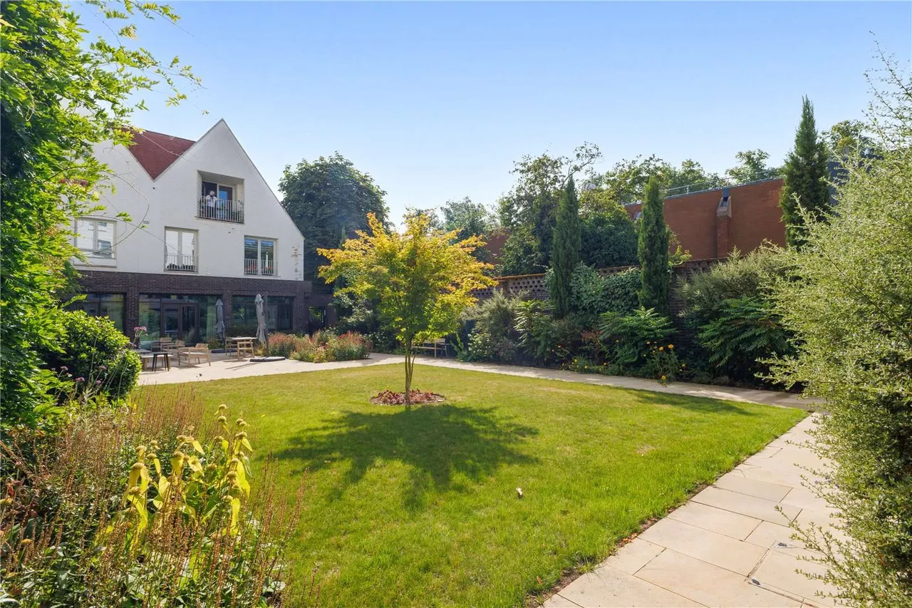 Leyton Road, Harpenden, Hertfordshire, AL5 2FH, photo 2