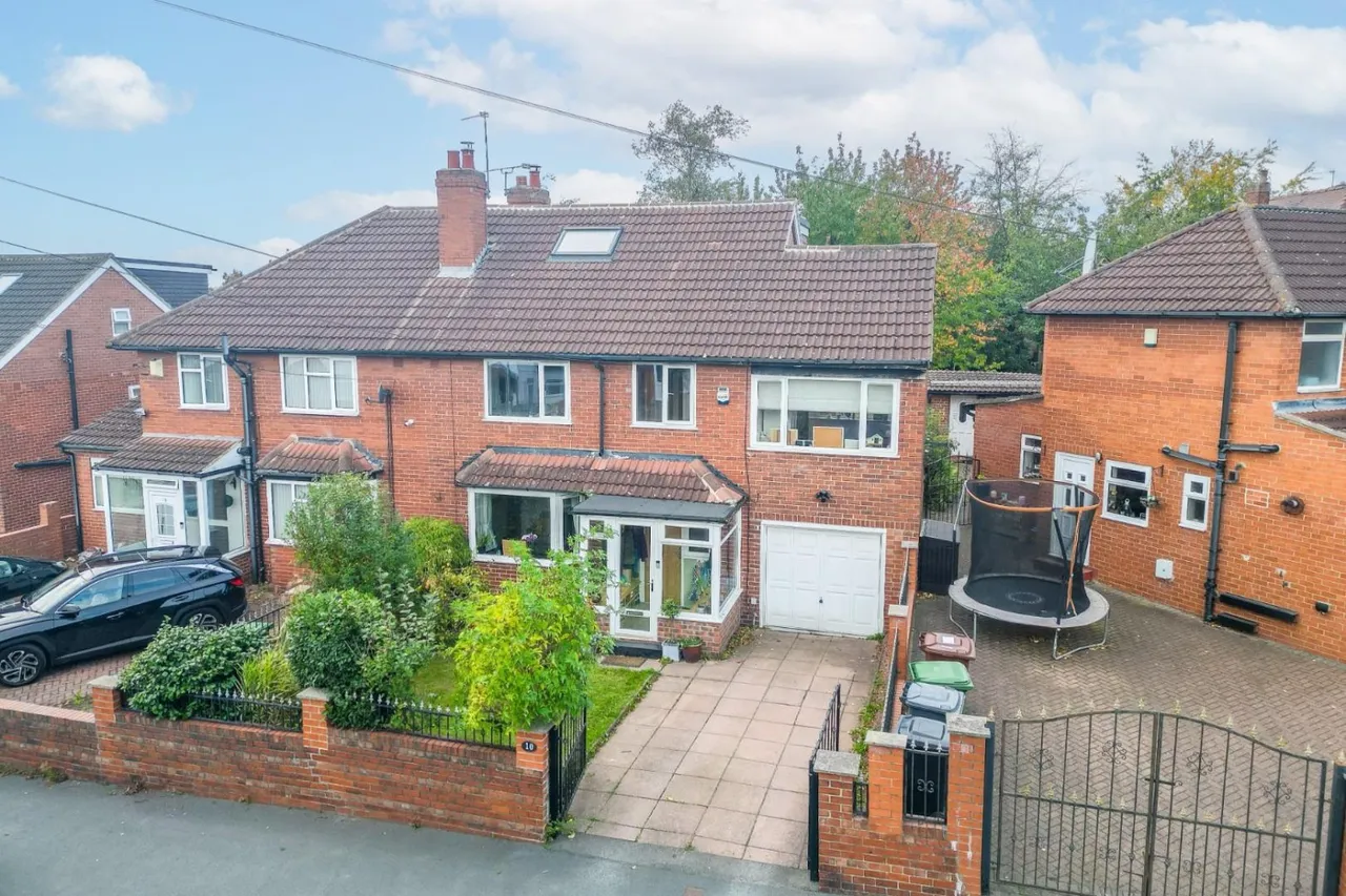 5 bed house for sale, Moor Allerton Avenue, Moortown, LS17