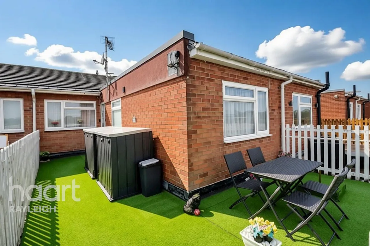 2 bed flat for sale, Eastwood Road, Rayleigh, SS6