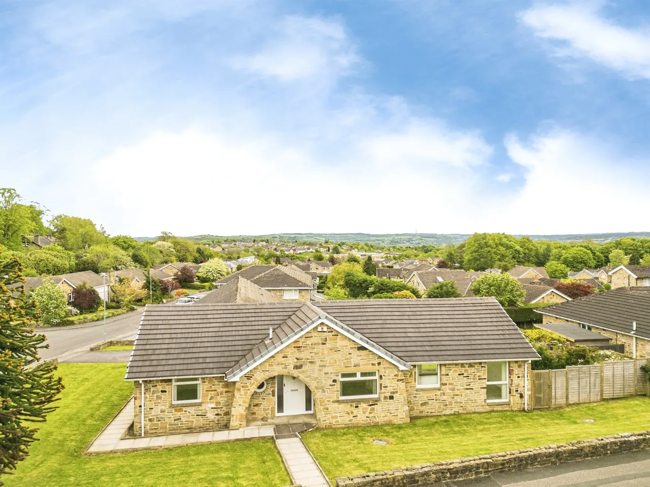 5 bed house for sale — The Ghyll, Fixby, Huddersfield
