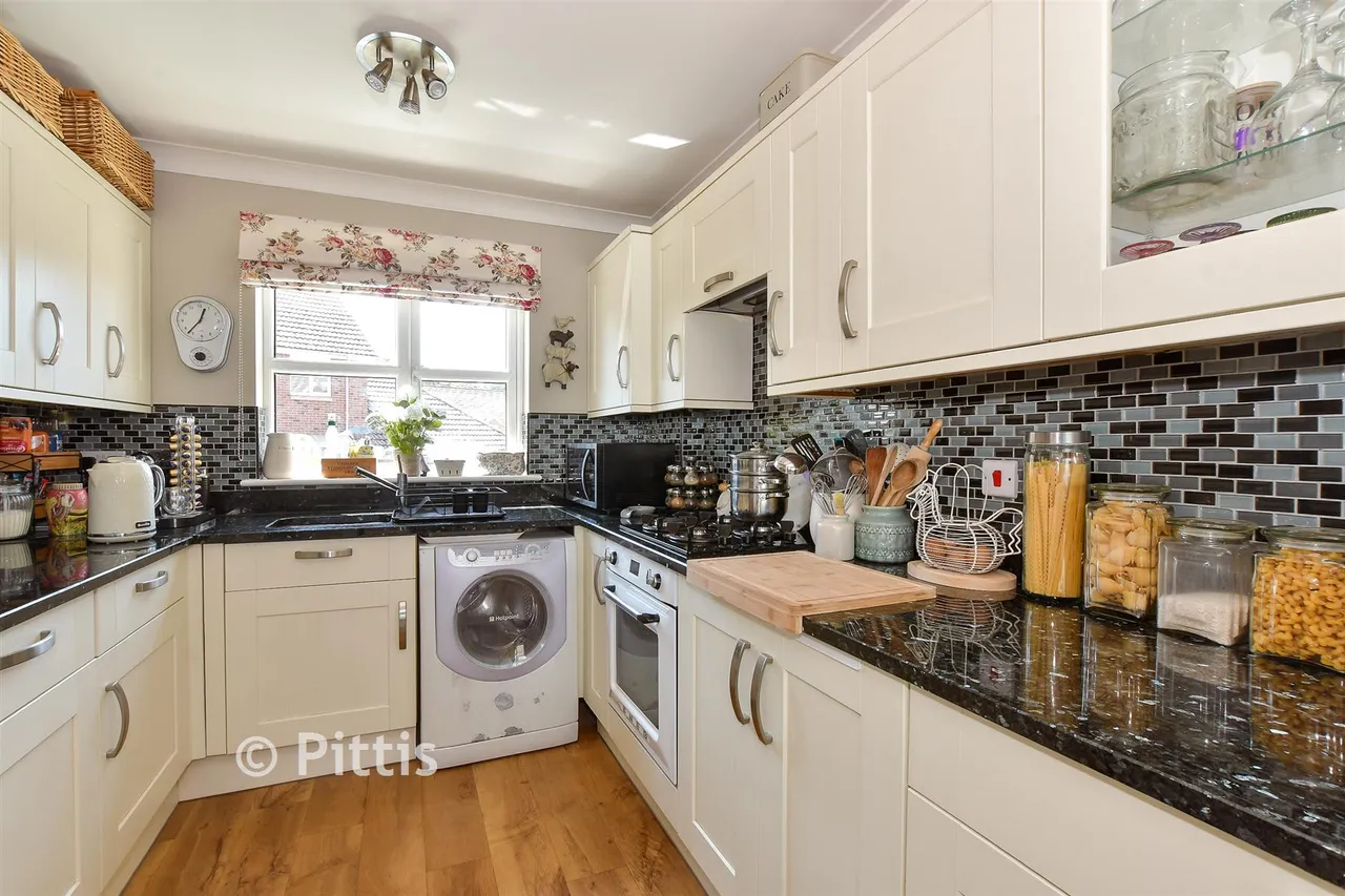 Summerhill Close, Sandown, PO36, photo 4