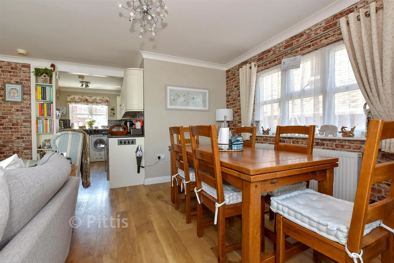 Summerhill Close, Sandown, PO36, photo 3