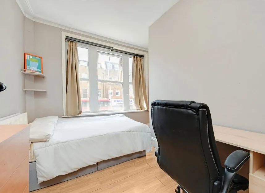 Stoke Newington High Street, Hackney, N16, photo 6