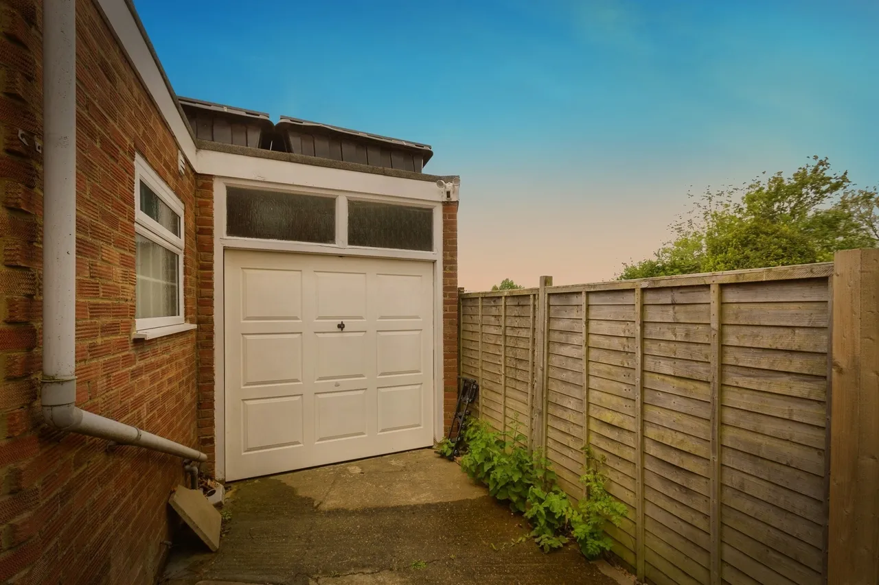 Lower Road, Stoke Mandeville, HP22, photo 17