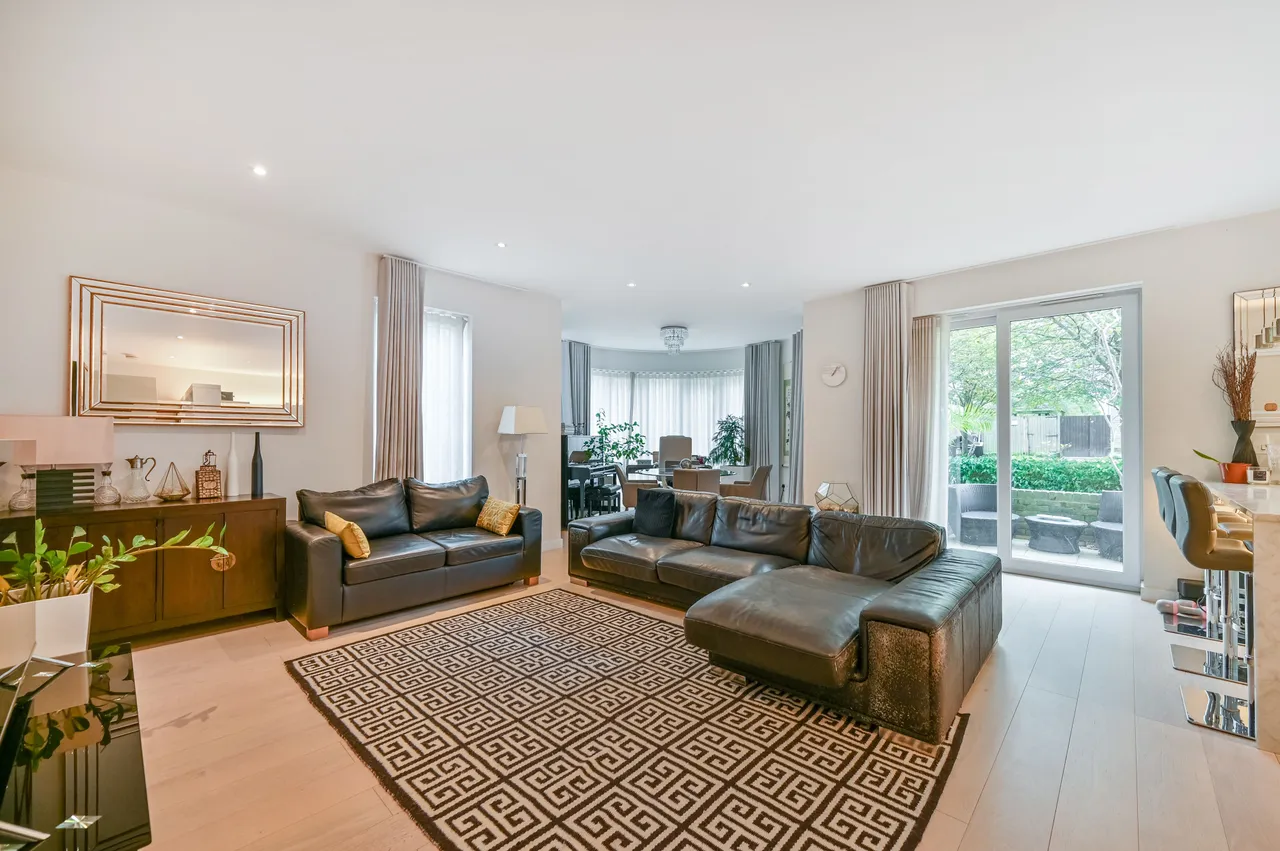 2 bed flat for sale — 27 Aura House, Kew Riverside, 39 Melliss Avenue, Richmond