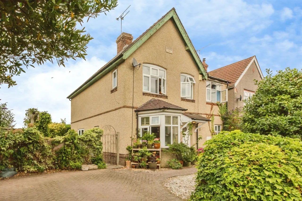 4 bed house for sale, Alexandra Crescent, Uttoxeter, ST14