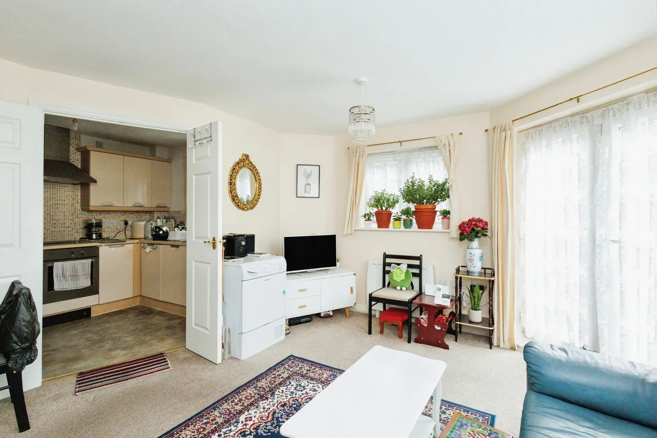 16 Larch Gardens, Manchester, Greater Manchester, M8, photo 2