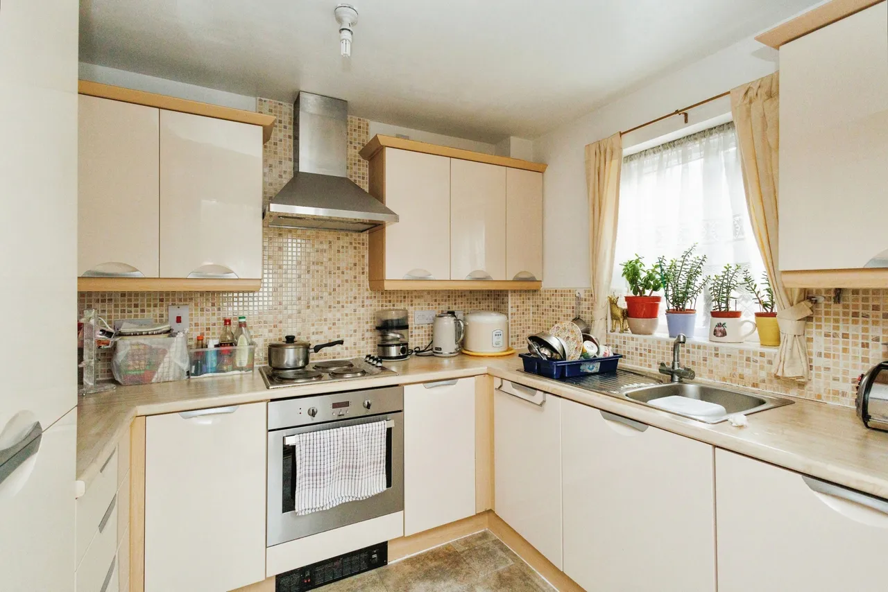 16 Larch Gardens, Manchester, Greater Manchester, M8, photo 4