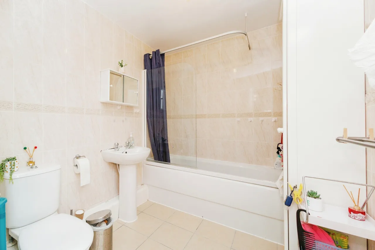 16 Larch Gardens, Manchester, Greater Manchester, M8, photo 6