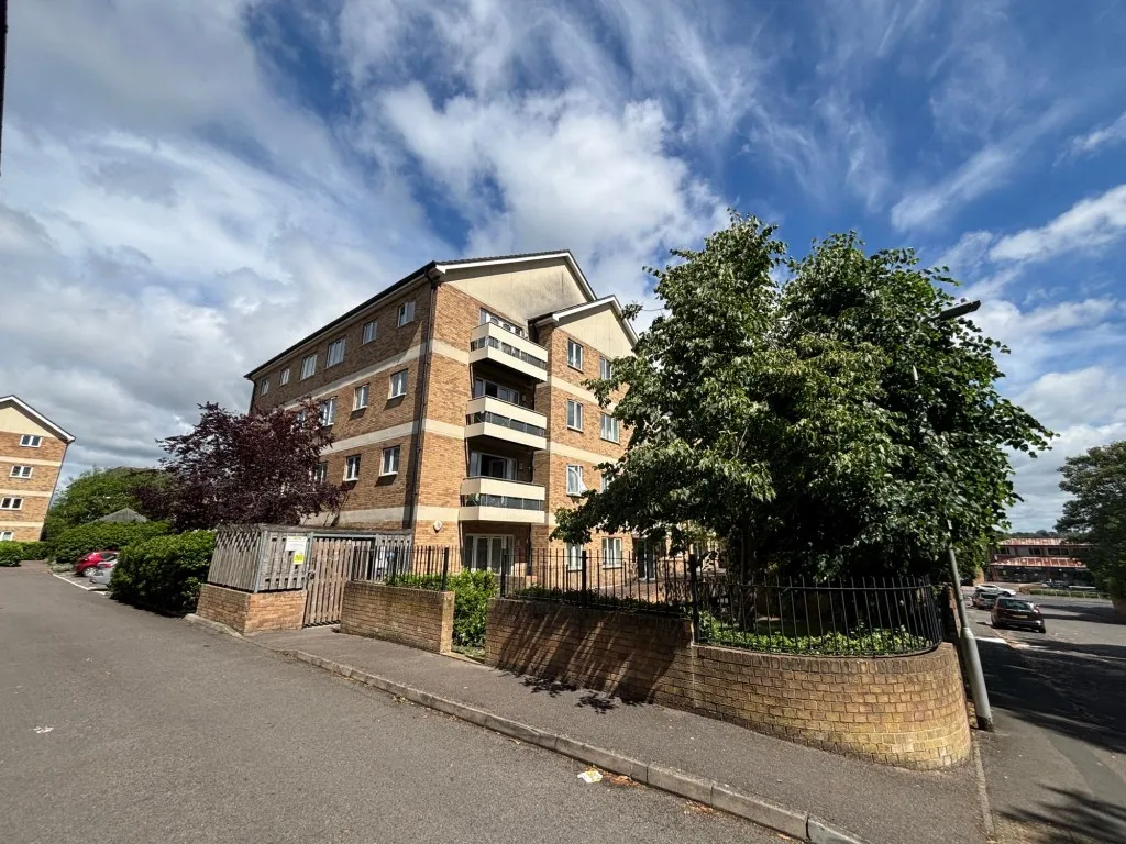 3 bed flat to rent, Branagh Court, Reading, RG30