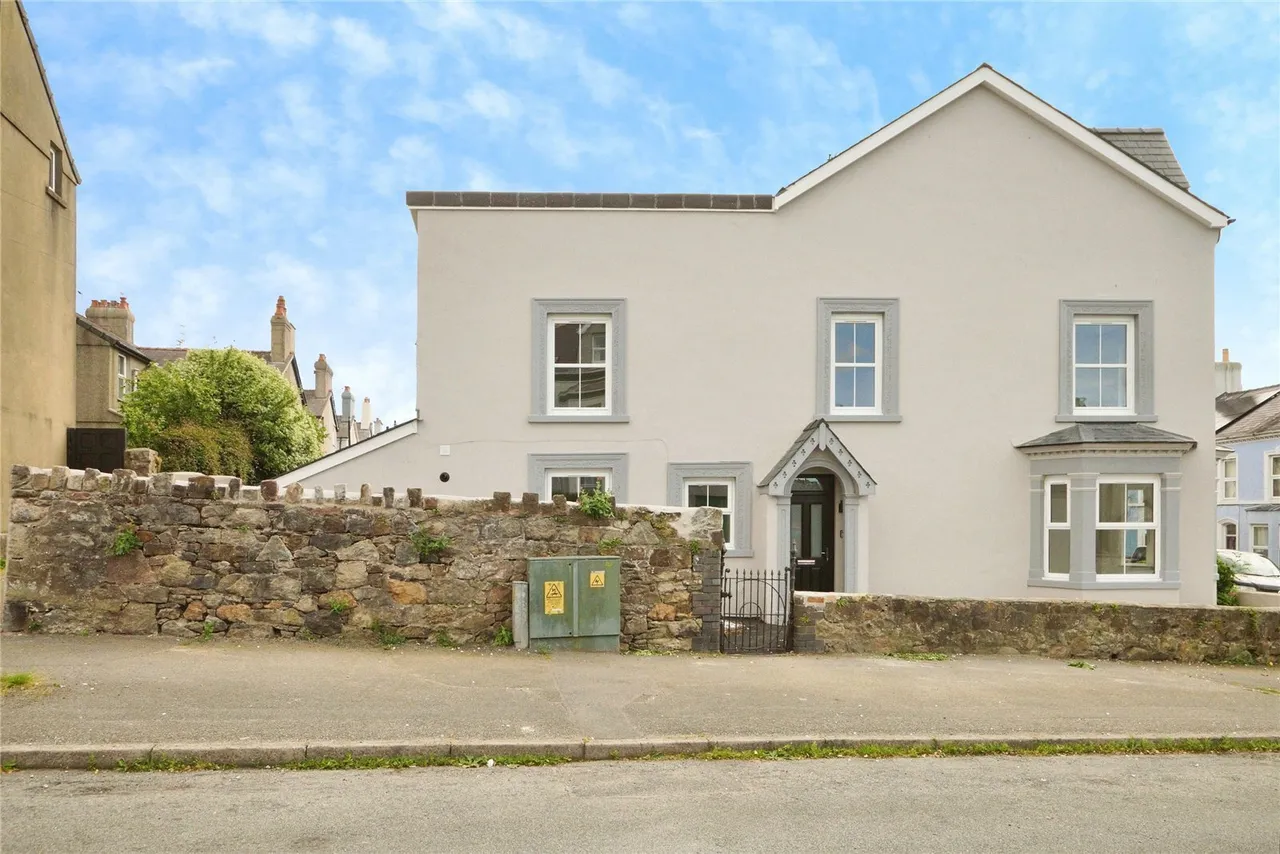 3 bed house for sale, Victoria Road, Caernarfon, LL55