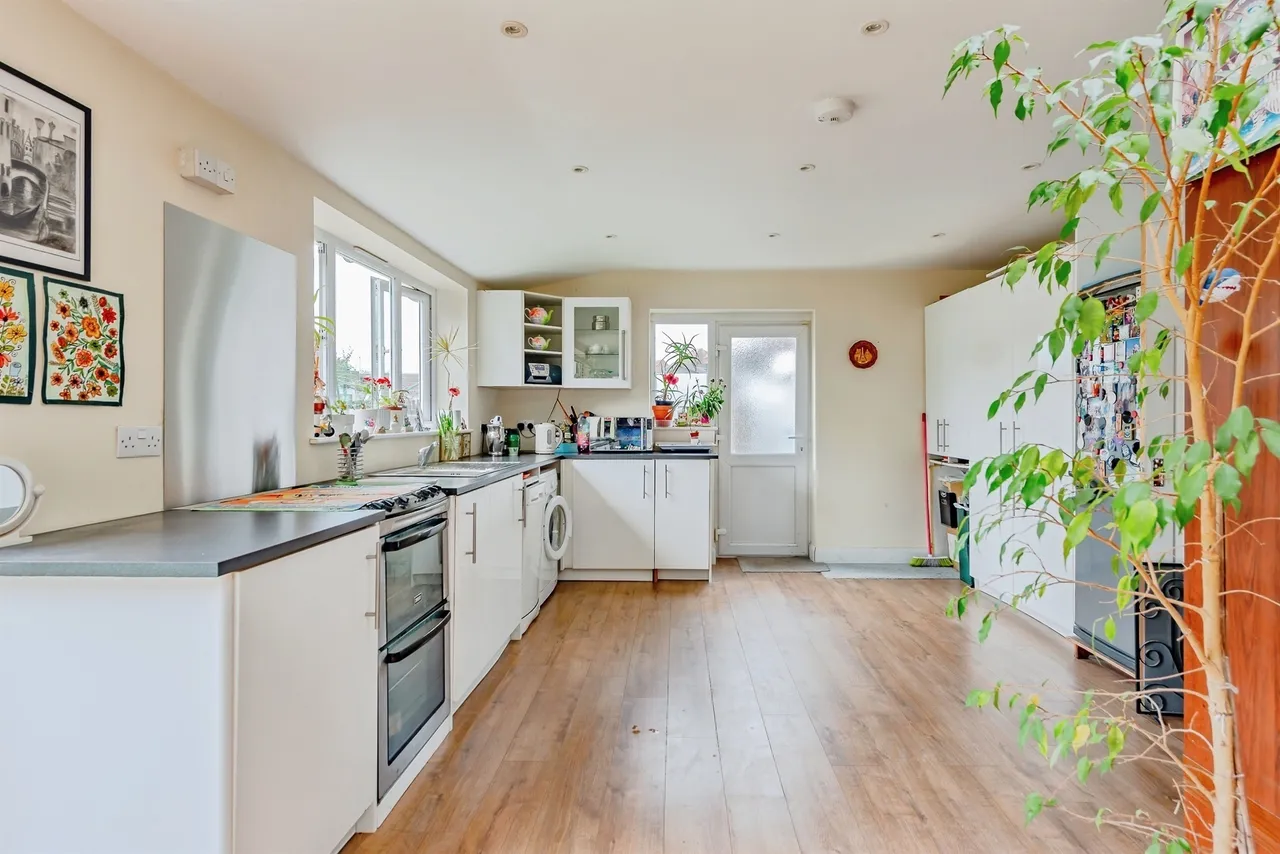 3 bed house for sale — Barnfield Road, CRAWLEY